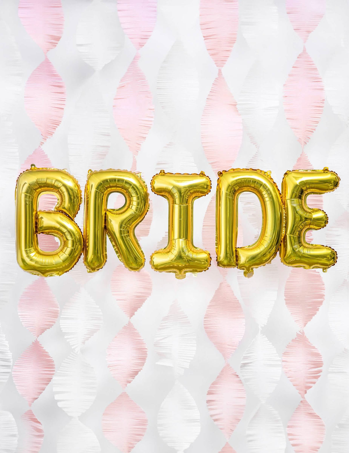 Woord BRIDE op een achtergrond van guirlandes van aluminium ballon letter goud