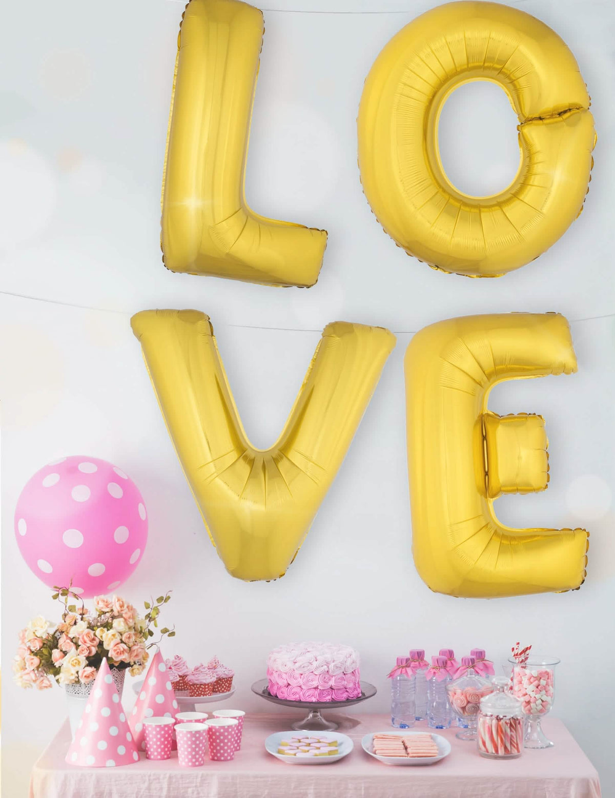 Mise en situation formant le mot LOVE du ballon aluminium lettre pour fête