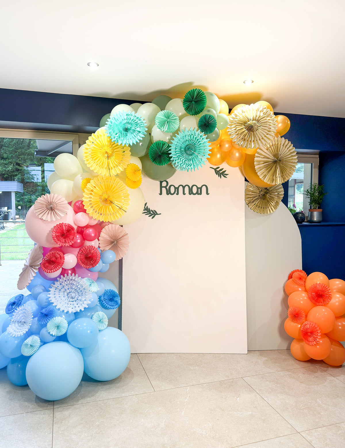 Arche de ballons multicolore et rosaces en papier du ballon en latex géant pour fête bleu