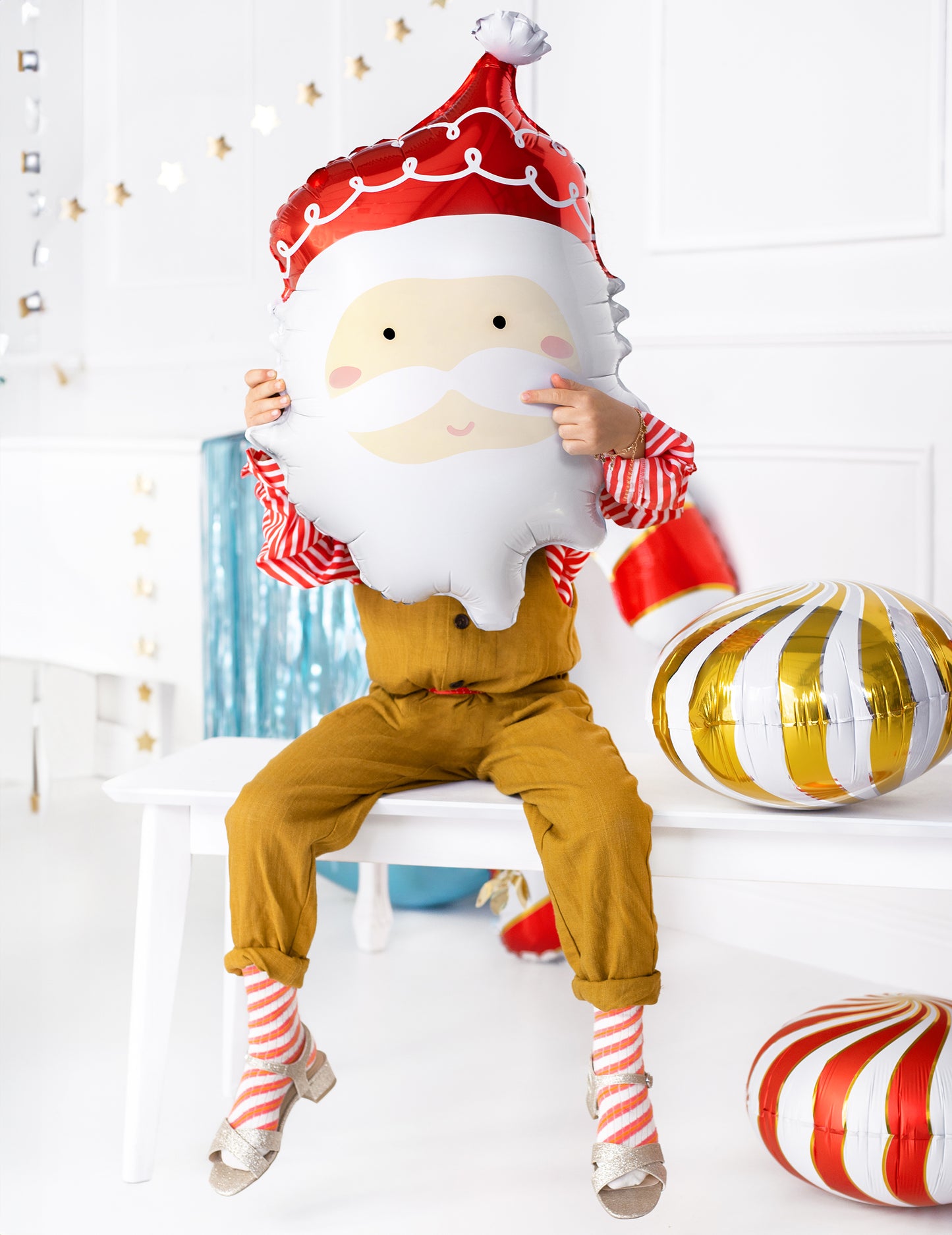 Vue d'ensemble tenue par une enfant du ballon tête de Père Noël