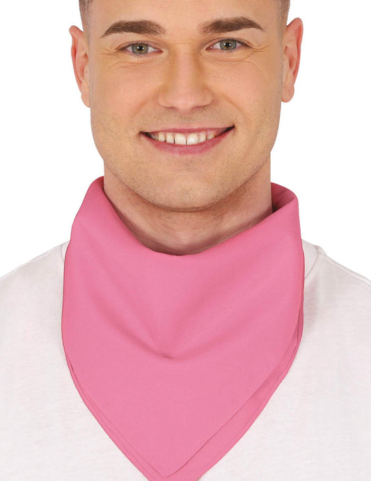 Gros plan sur le port au cou du bandana uni rose