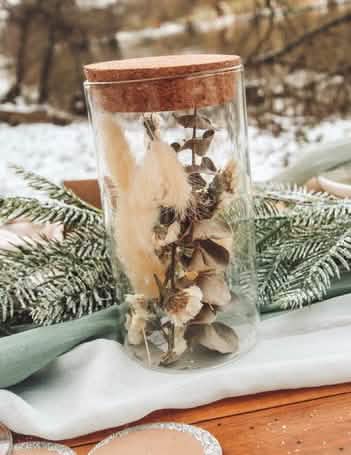 Mise en situation du bocal en verre avec plumeaux et eucalyptus