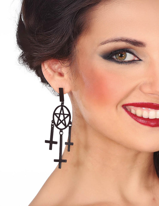 Gros plan sur le porté des boucles d'oreilles gothiques pour adulte noires
