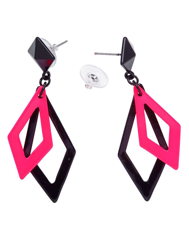 Détail du système d'attache des boucles d'oreilles losange