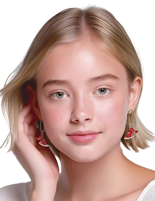 Gros plan sur les boucles d'oreilles métalliques chapeaux de Noël