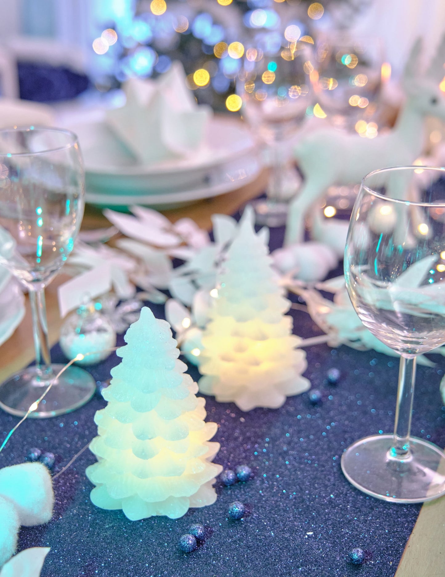 Mise en situation sur table de fête de la bougie lumineuse sapin pour décoration de Noël