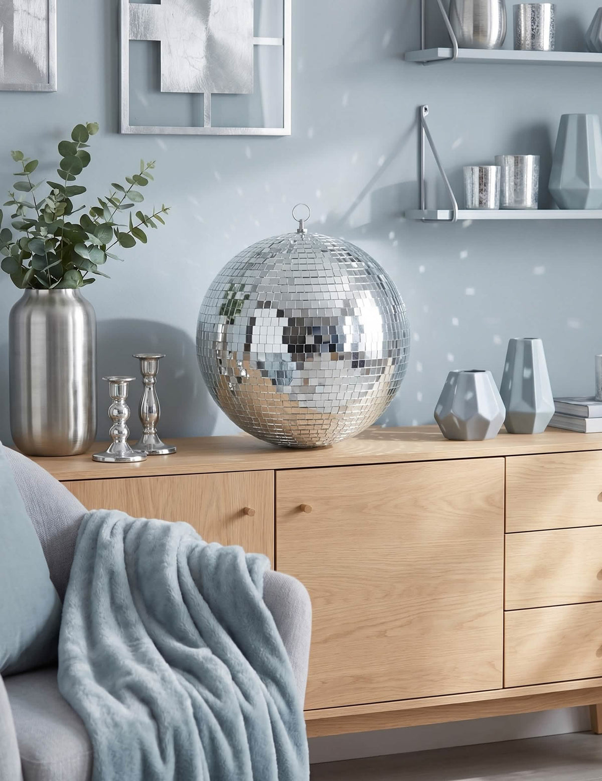 In een woonkamer met disco-spiegelbol voor zilveren decoratie