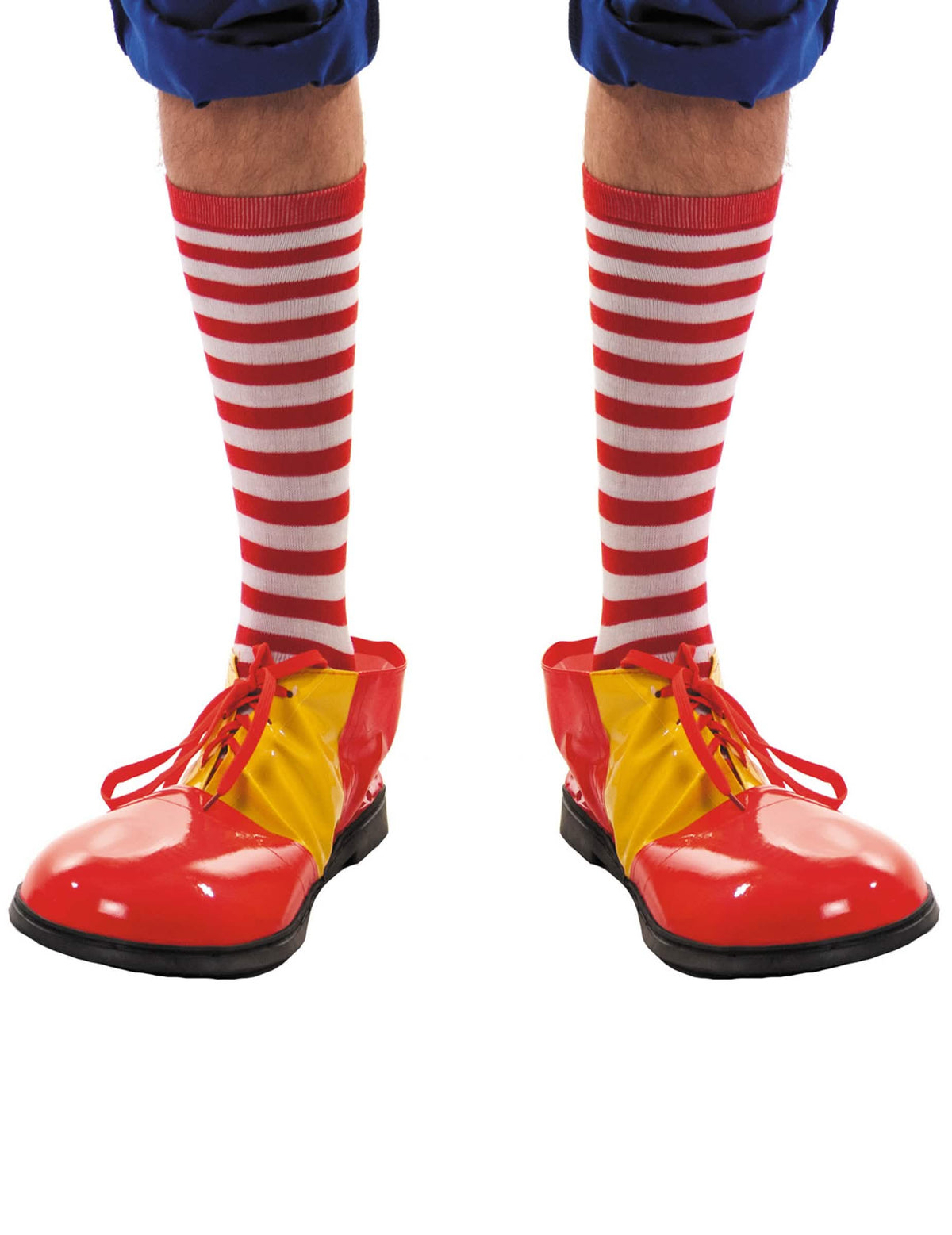 Mise en situation avec des chaussures de clown des chaussettes rayées pour adulte rouges et blanches