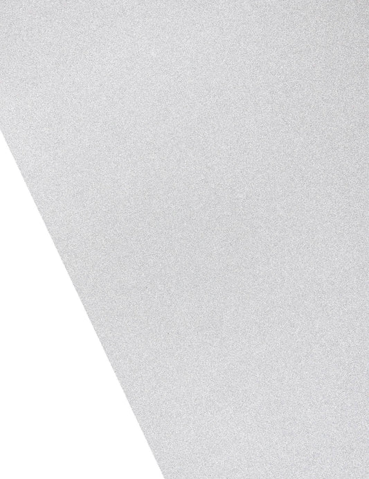 Gros plan sur la texture du chemin de table à paillettes pour décoration de fête argenté effet métal