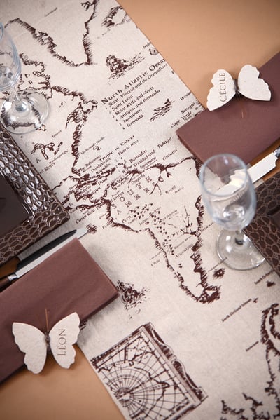 Mise en scène de la décoration de table du chemin de table en coton carte de voyage