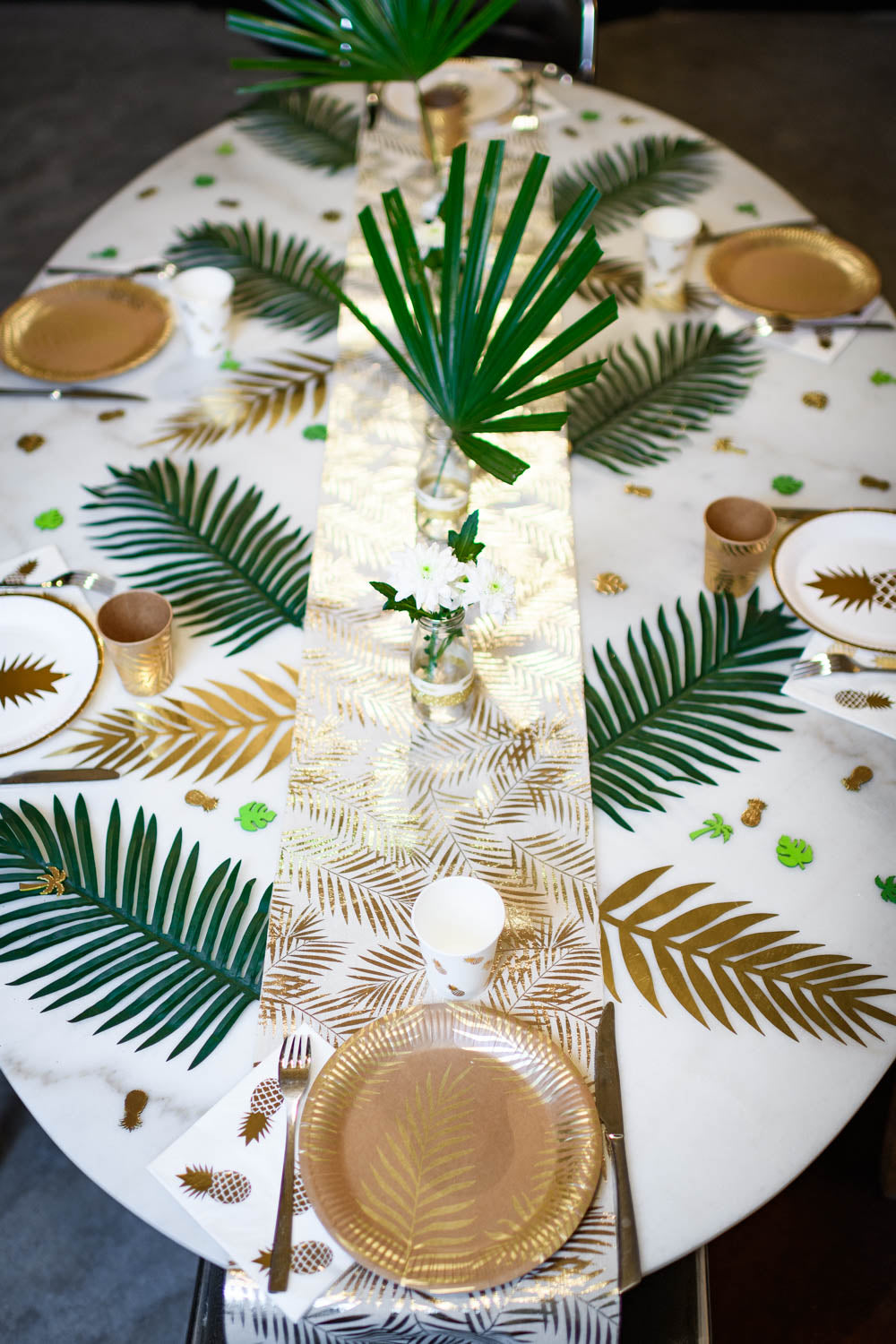 Vue d'ensemble de la table décorée du chemin de table en lin palmier doré chic et naturel