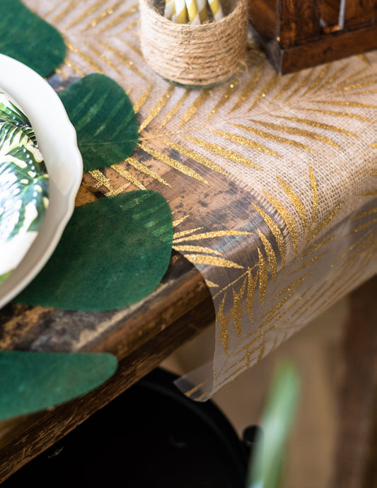 Détail des motifs pailletés du chemin de table en organza palmier pour décoration tropicale chic