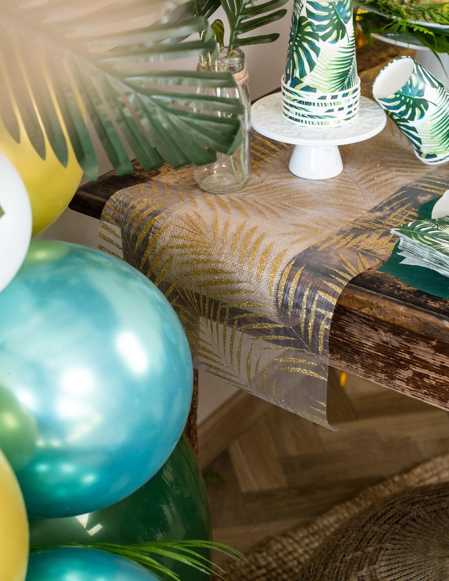 Mise en situation du chemin de table en organza palmier pour décoration tropicale chic