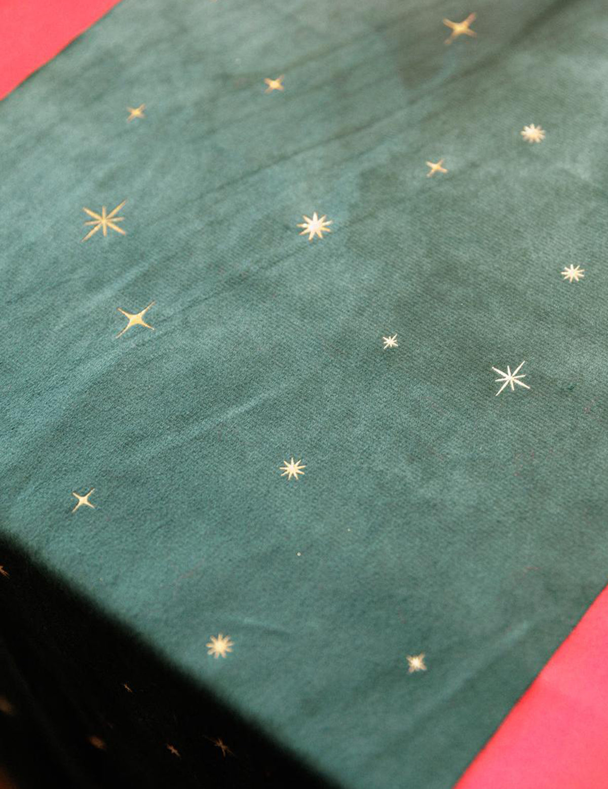 Tafelloper sterren fluweel Brits groen en goud 28 cm x 3 m