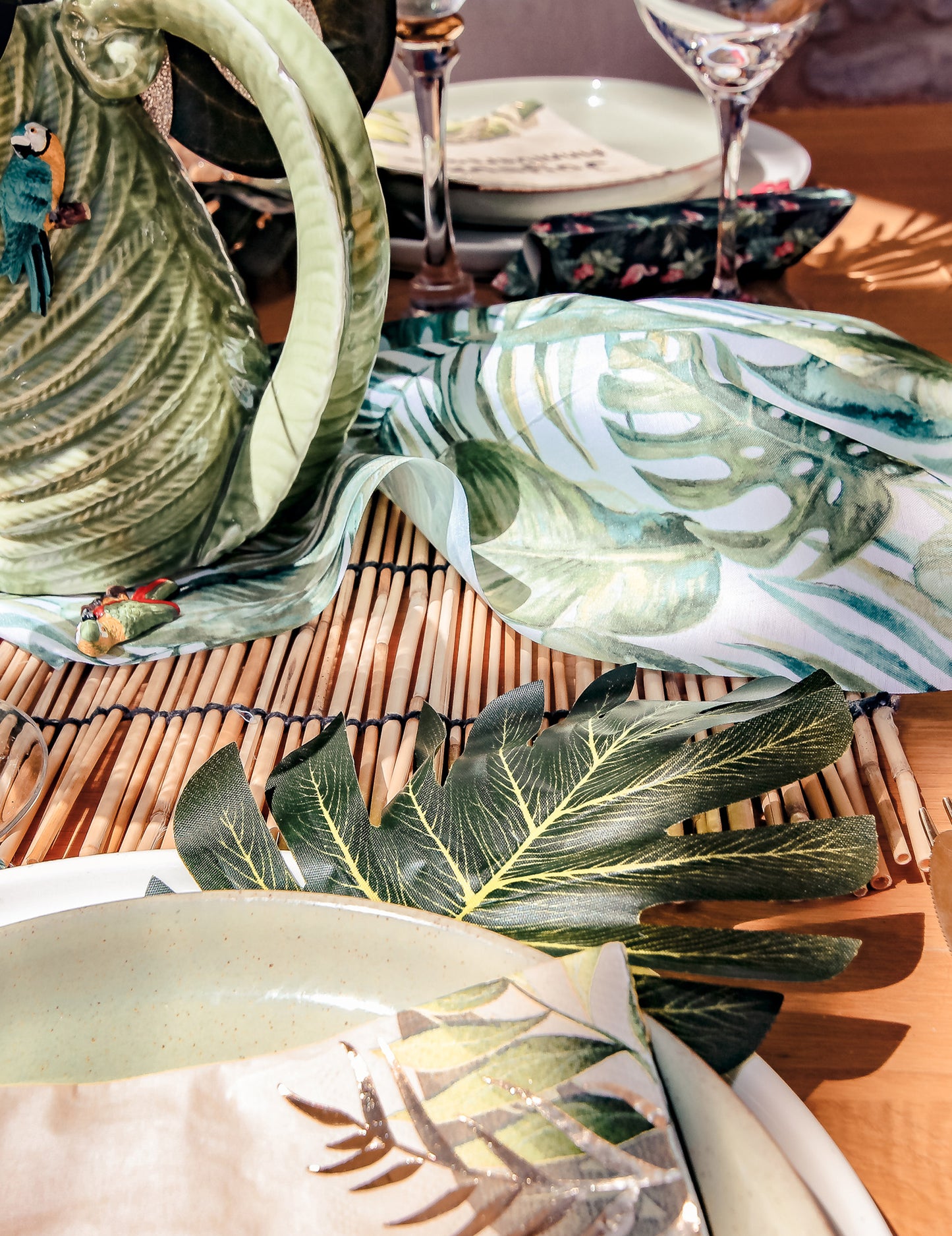 Mise en situation du chemin de table feuilles tropicales luxe
