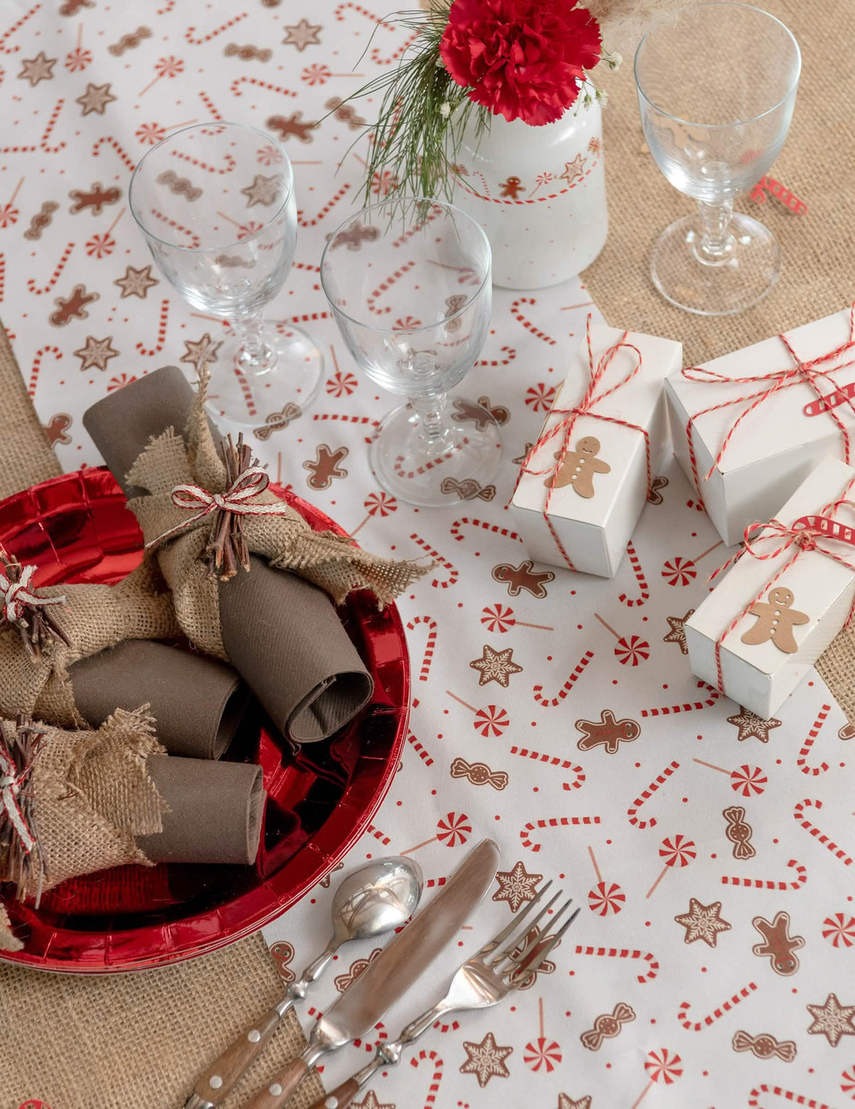 Vue de dessus des éléments de décoration sur le chemin de table gourmandises de Noël