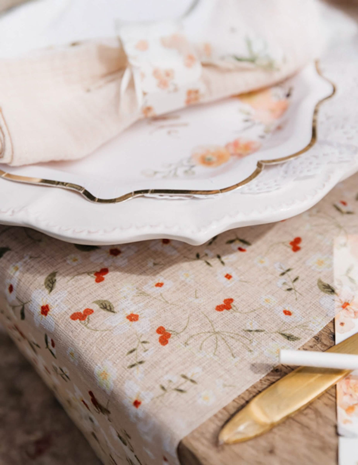Gros plan sur la texture du chemin de table à motifs floraux