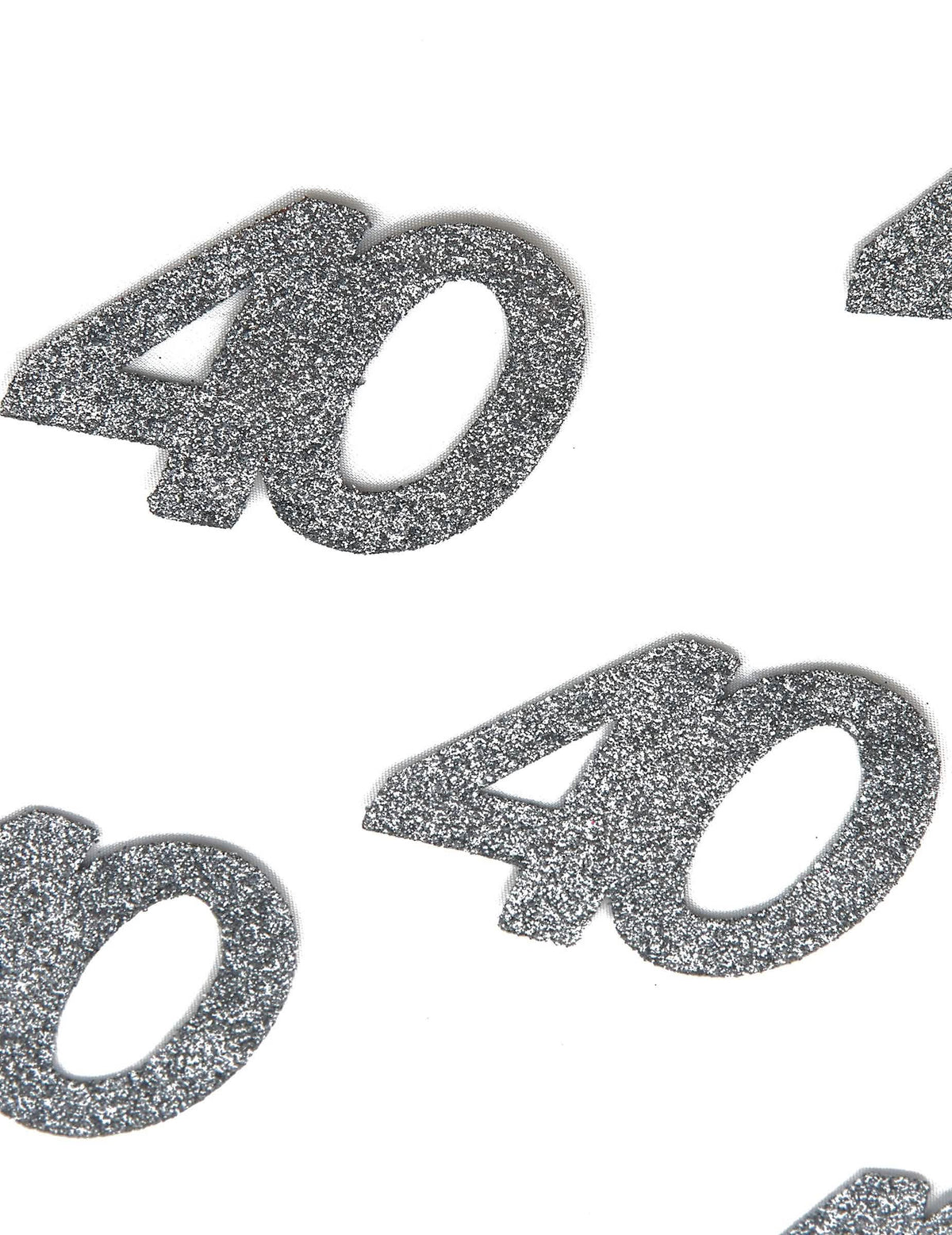 Gros plan sur les paillettes argentées du Confettis anniversaire 40 ans