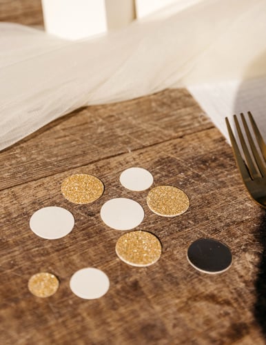 Gros plan sur les paillettes et couleurs des confettis de table pour décoration chic