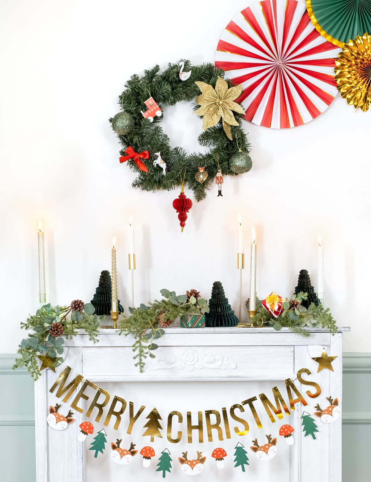 Sfeerbeeld van de kunstkerstkrans voor decoratie
