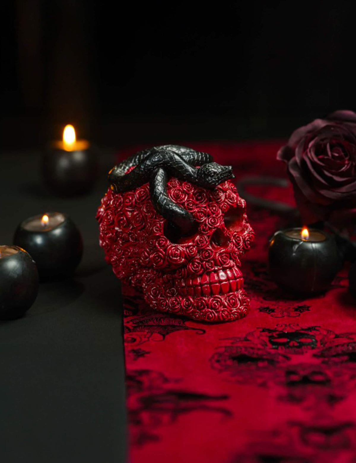 Crâne en résine avec roses rouges et serpent noir 10,5 x 15 x 13 cm