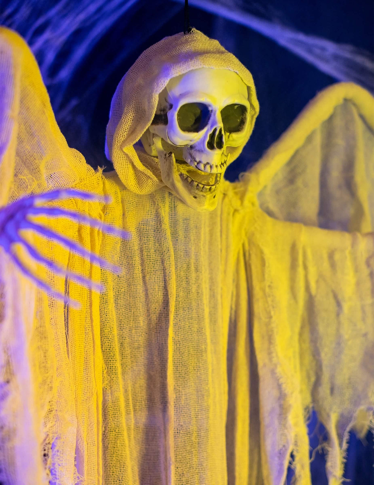 Détail du crâne encapuchonné de la décoration à suspendre ange squelette blanc