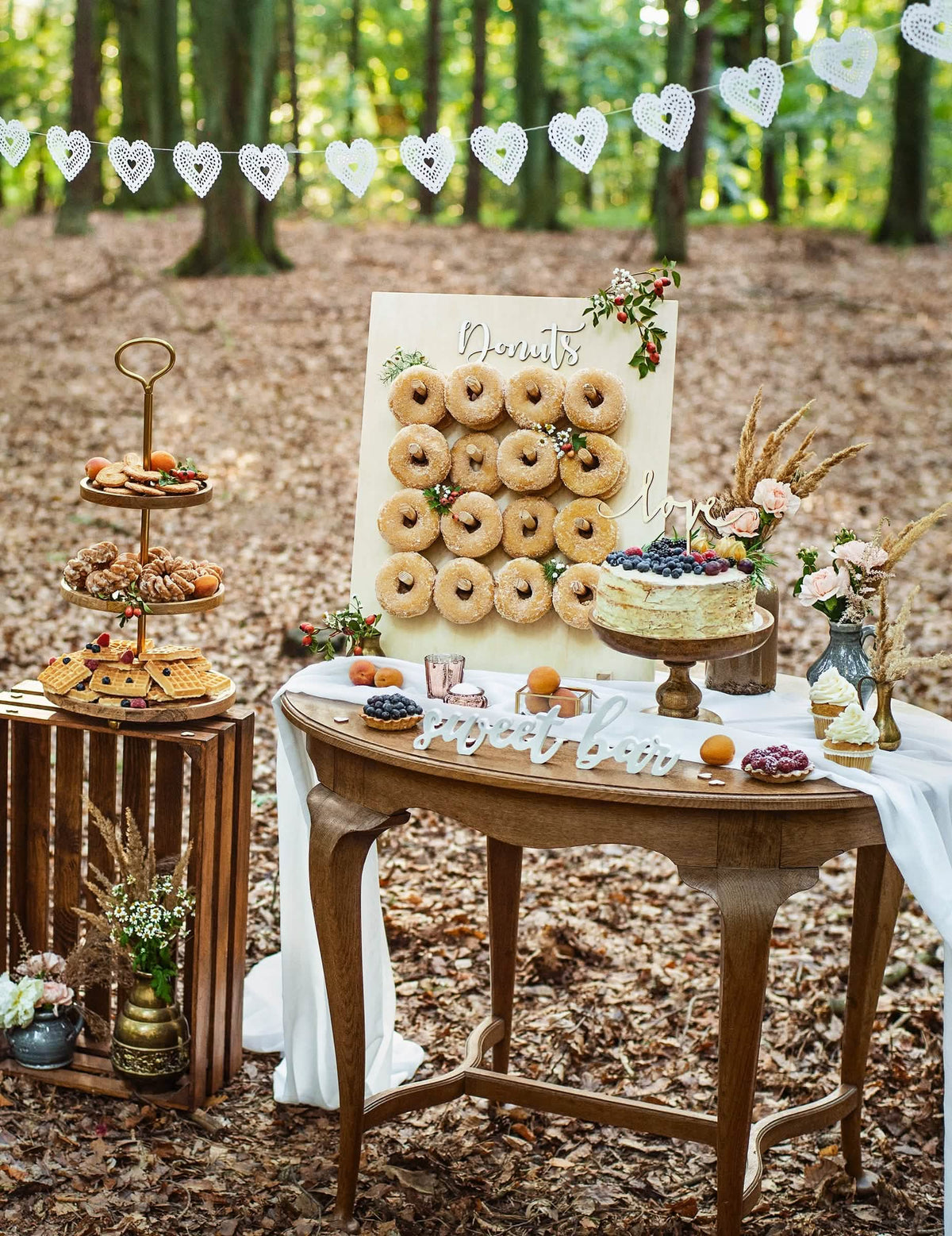 Mise en scène champêtre de la décoration en bois sweet bar pour mariage