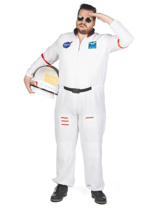Homme faisant un salut avec le casque du déguisement d'astronaute