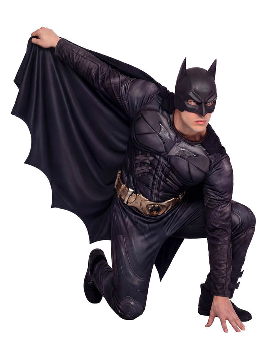 Vue de face avec cape déployée du déguisement luxe Batman™ Dark Knight Rises