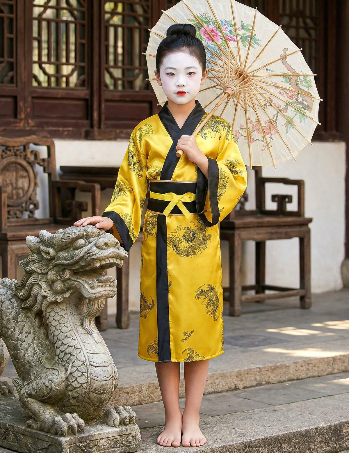 Mise en situation avec statue de dragon du déguisement de chinoise pour fille