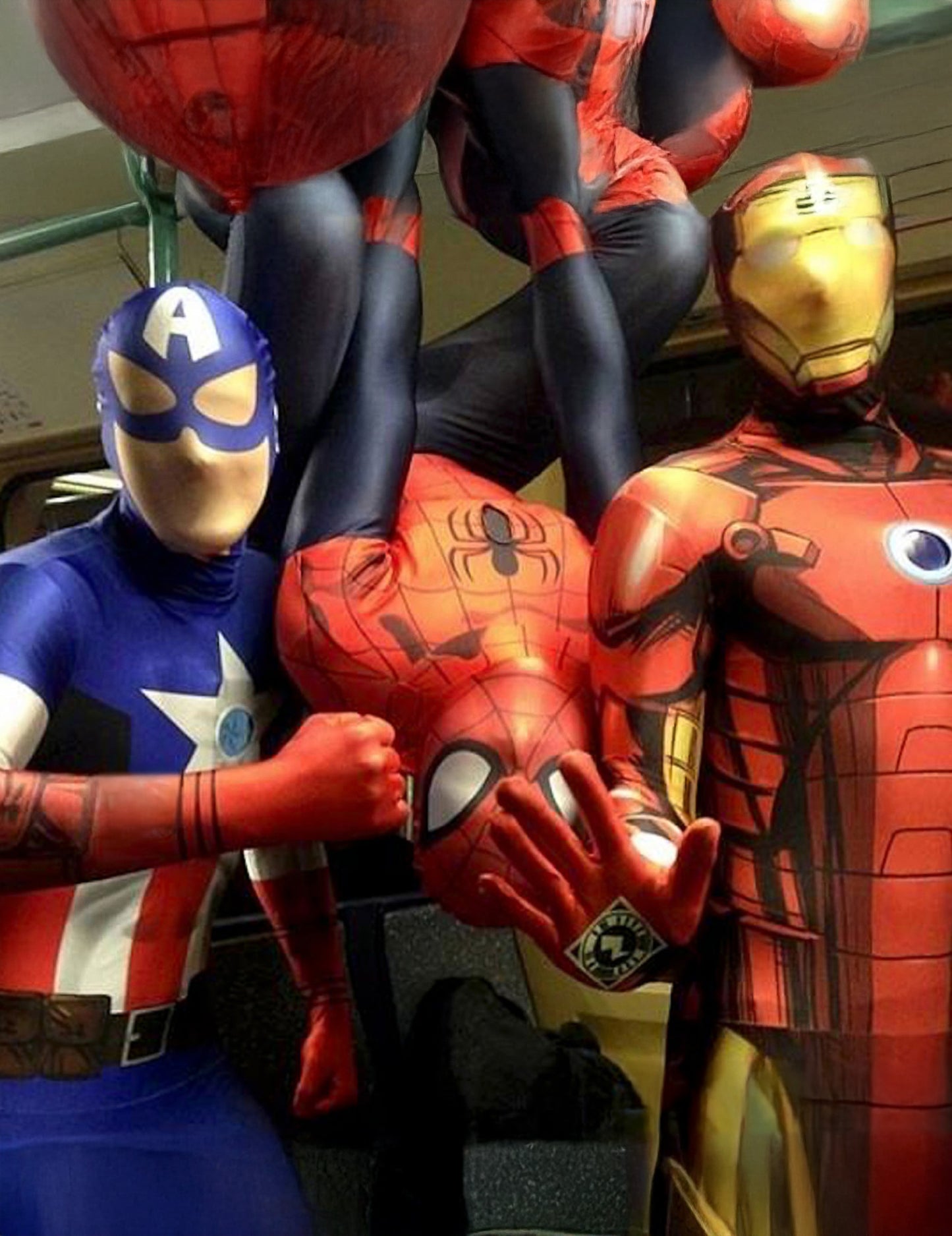 Mise en situation avec d'autres super-héros du déguisement classique Captain America™ Morphsuits™