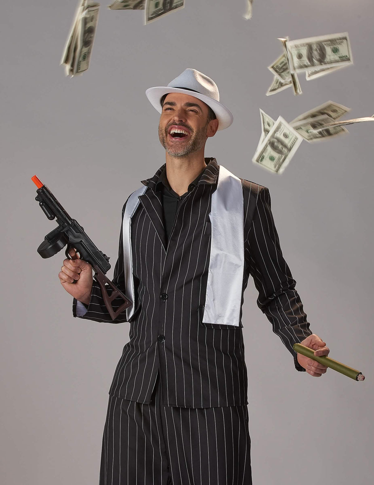 Mise en situation avec accessoires du déguisement de gangster pour homme
