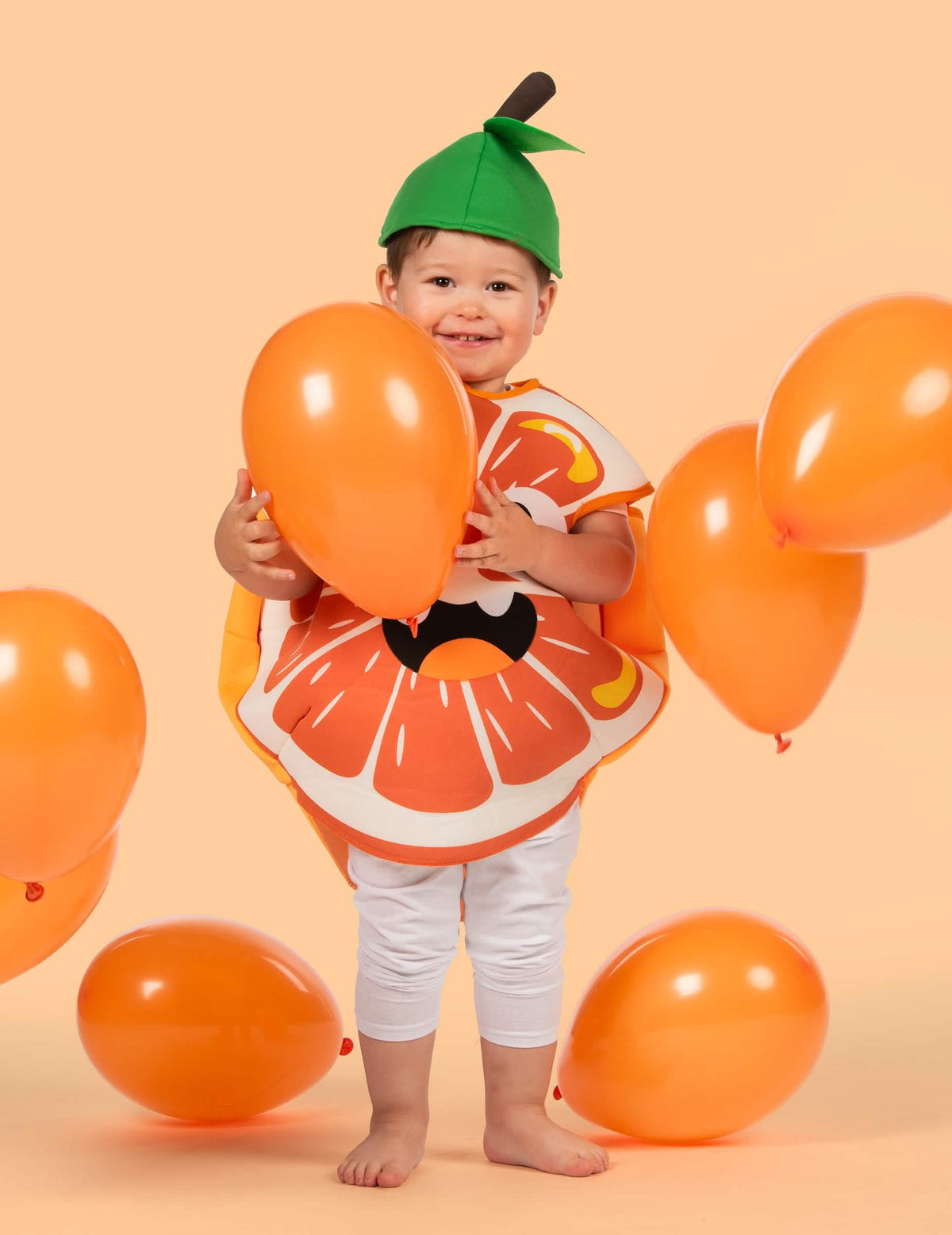 Scène met ballonnen van het kostuum van kleine oranje