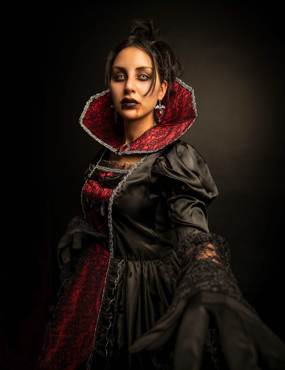 Vue de face du déguisement vampire baroque luxe pour femme