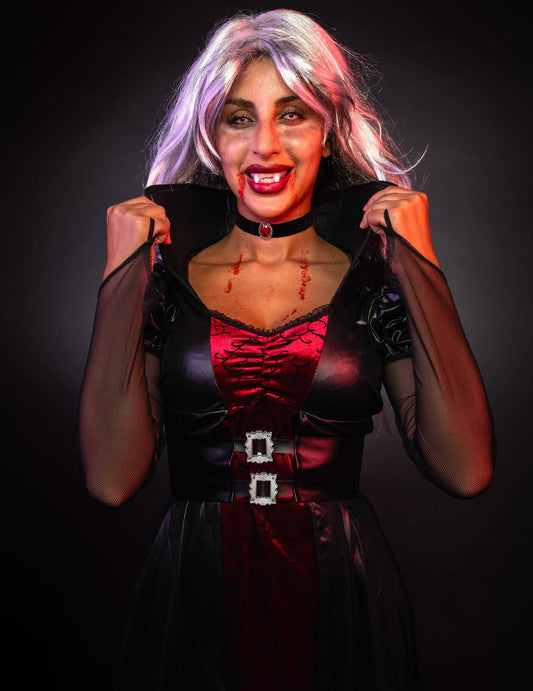 Gros plan sur le col montant et le bustier du déguisement vampire pour femme