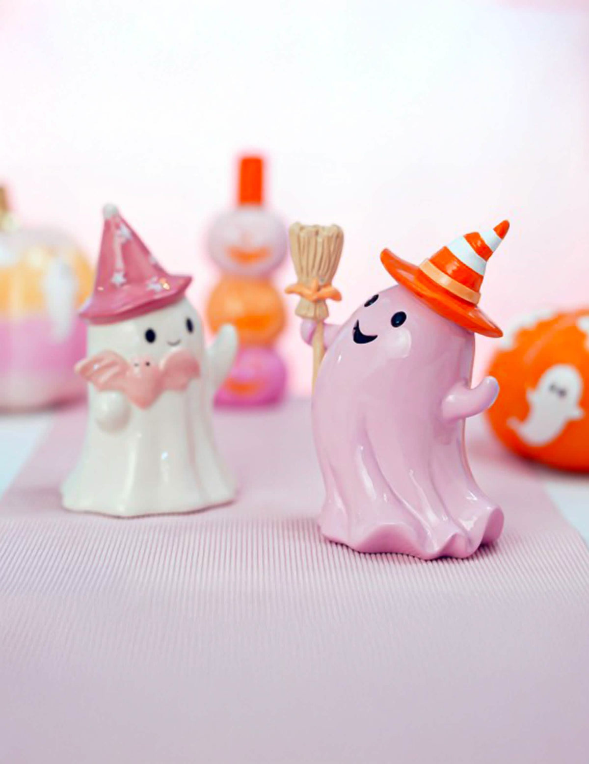 Hars spook met pastelroze bezem 15 cm