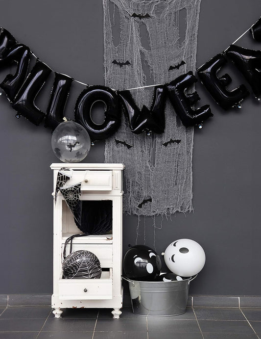 Mise en situation de la guirlande de ballons aluminium Halloween lettres noires