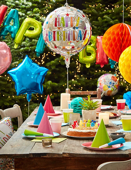 Mise en situation de la guirlande de ballons aluminium Happy Birthday pour fête multicolore