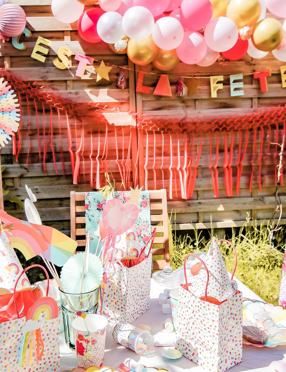Ambiance sur table d'anniversaire de la guirlande en carton c'est la fête pour anniversaire