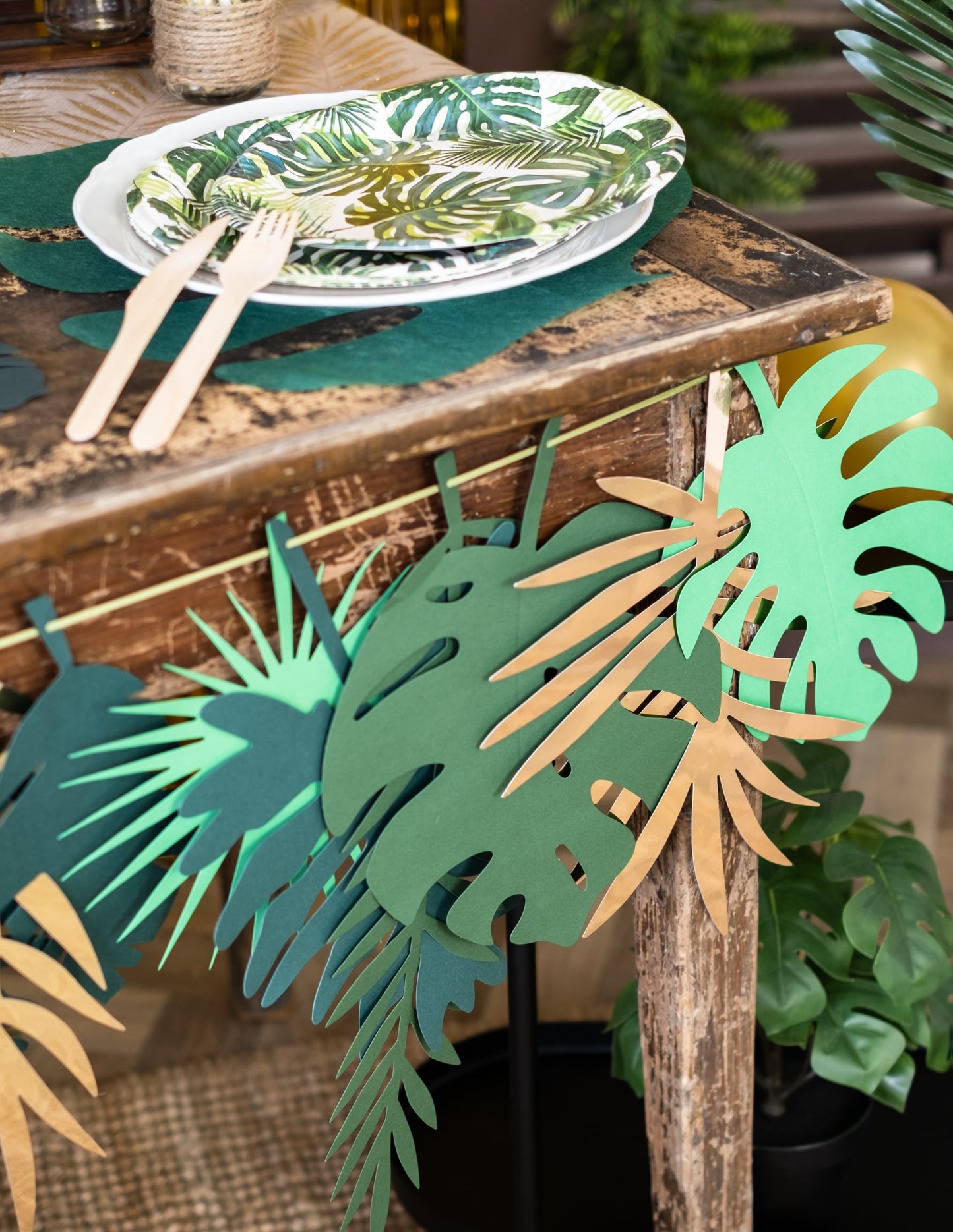 Détail des feuilles de la guirlande en carton feuilles tropicales