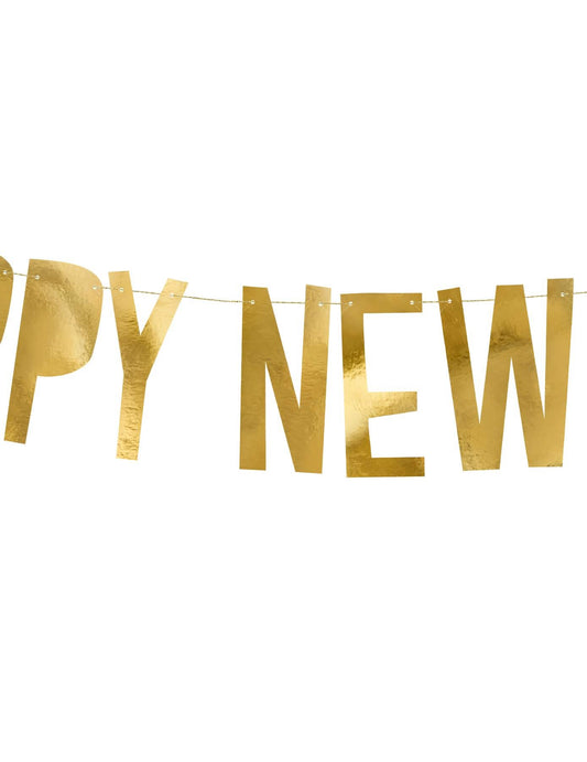 Gros plan sur les lettres de la guirlande en carton Happy New Year