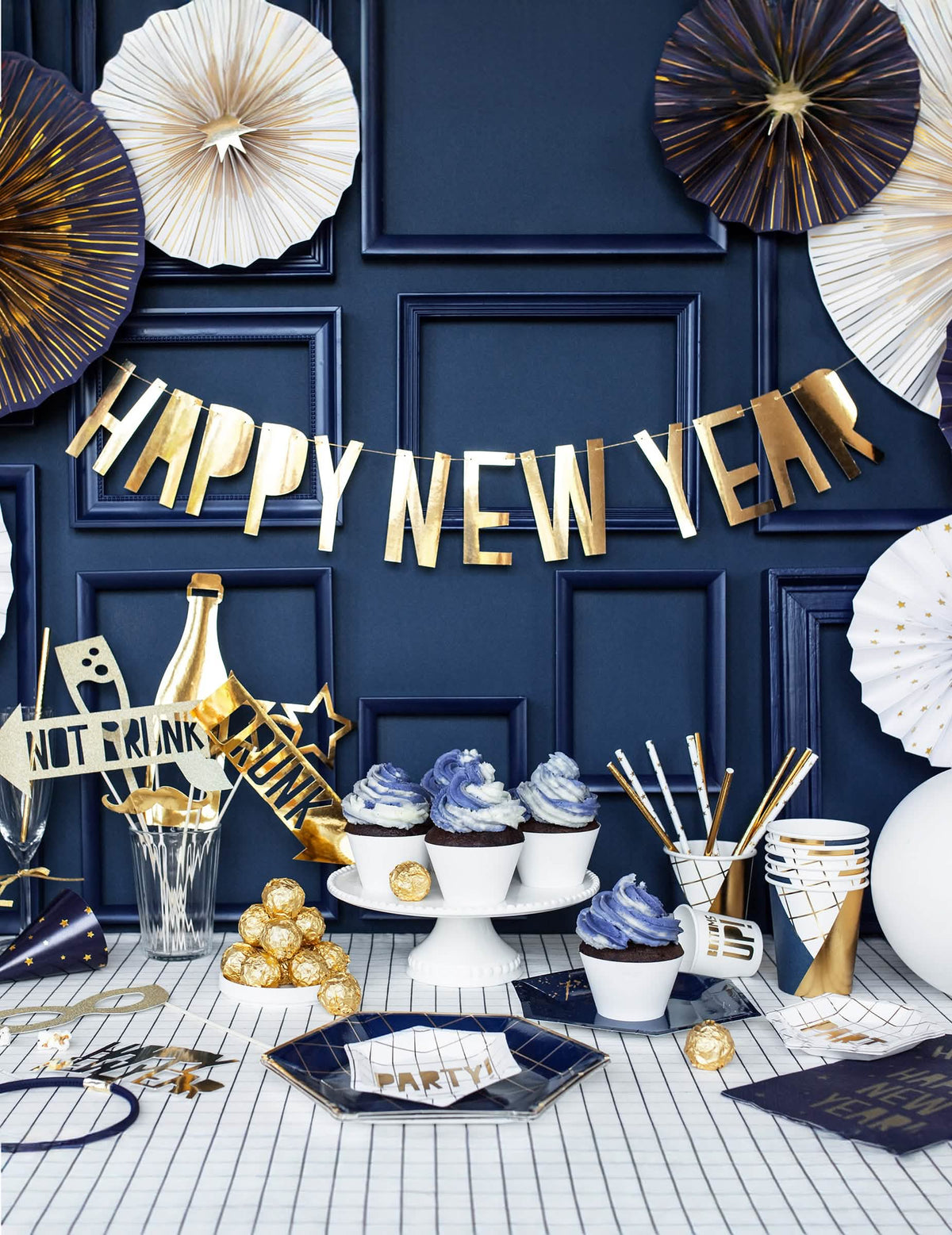 Mise en ambiance de buffet festif de la guirlande en carton Happy New Year