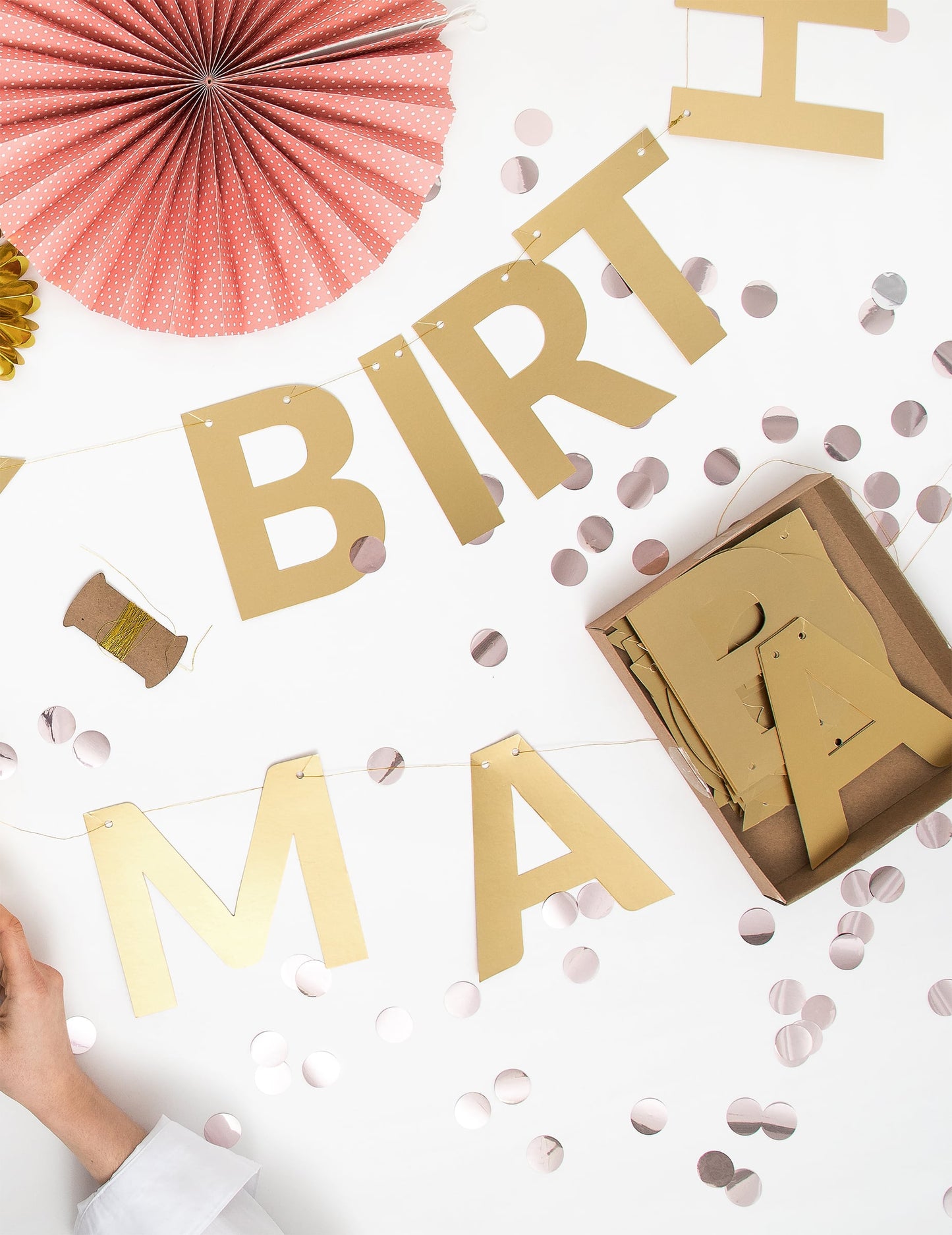 Vue de dessus avec accessoires de la guirlande en carton lettres dorée 63 pièces