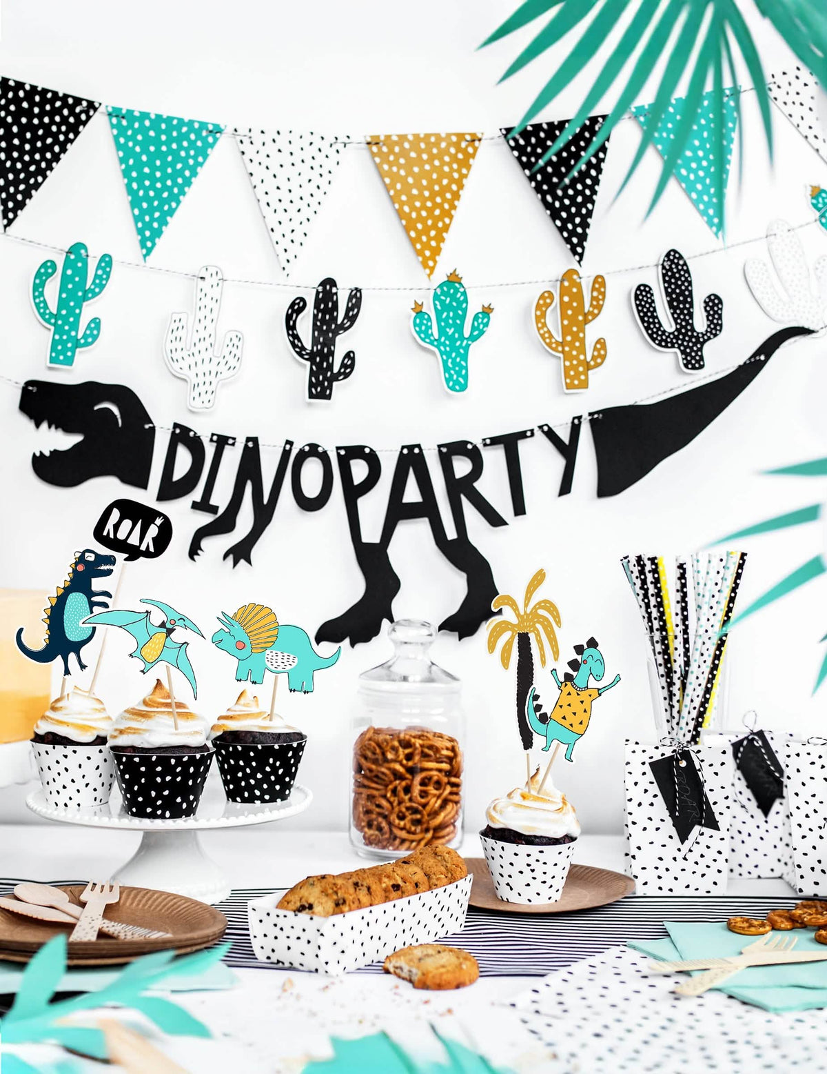 Mise en situation avec buffet de fête de la guirlande en carton squelette dino party