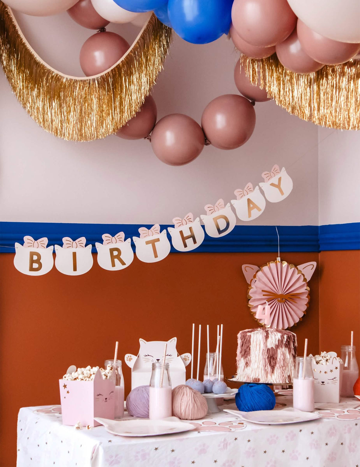 Mise en situation du mot BIRTHDAY de la guirlande happy birthday chatons pour enfant