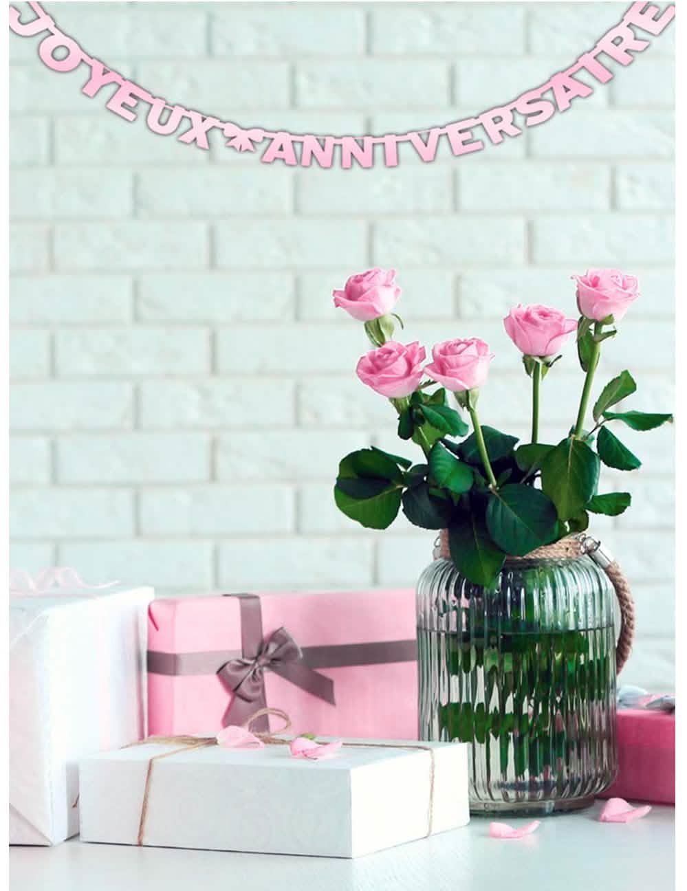 Mise en situation de la guirlande Joyeux Anniversaire rose