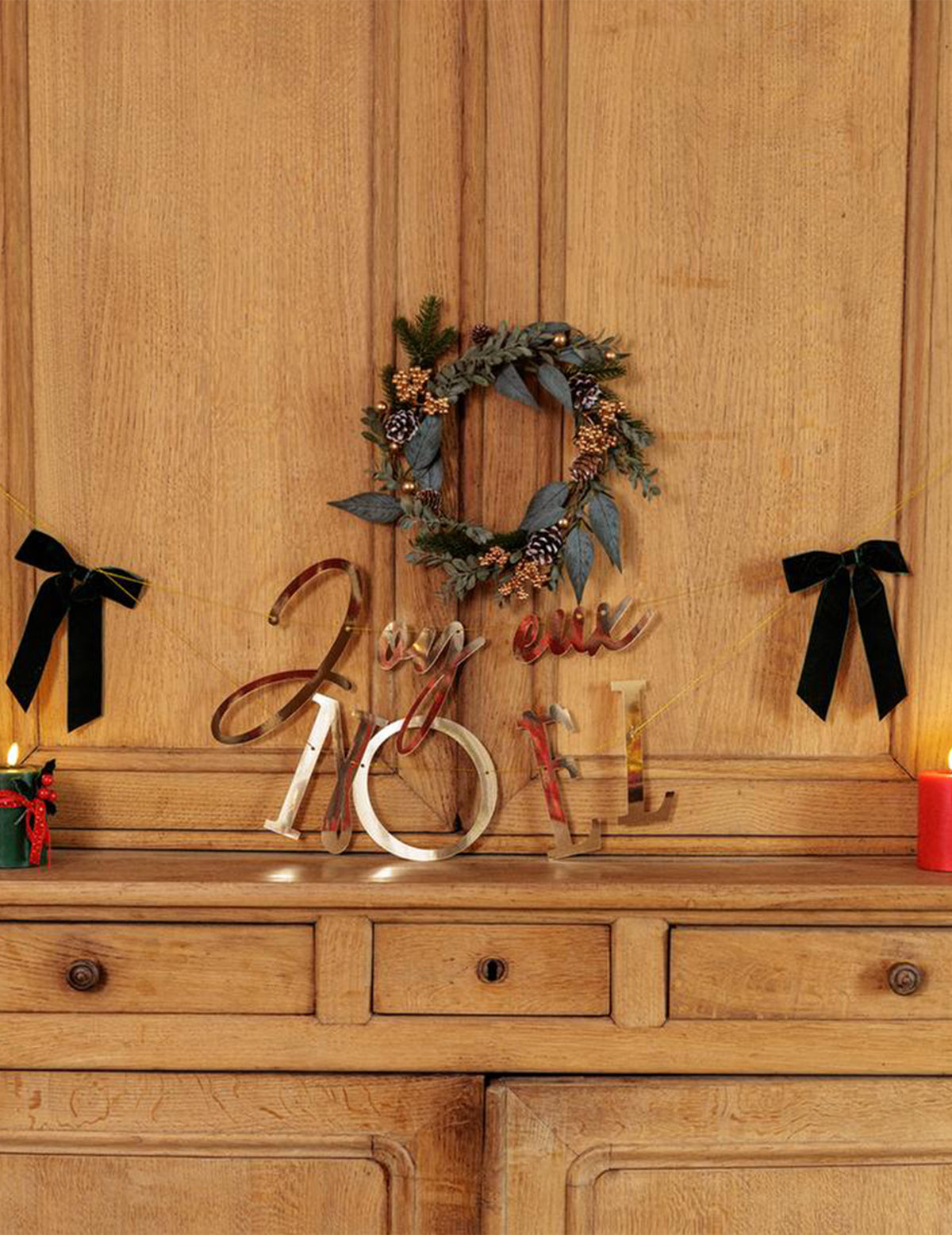 Gouden Prettige Kerst slinger met 2 donkergroene strikken 1,80 m