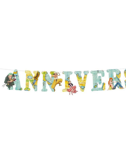 Gros plan sur les lettres du mot anniversaire de la guirlande en papier One Piece