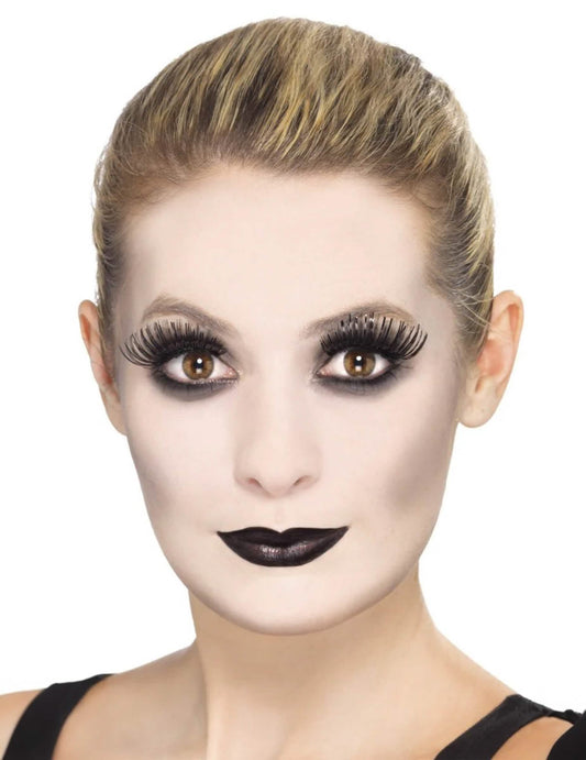 Gros plan sur le maquillage du visage du kit maquillage gothique pour adulte