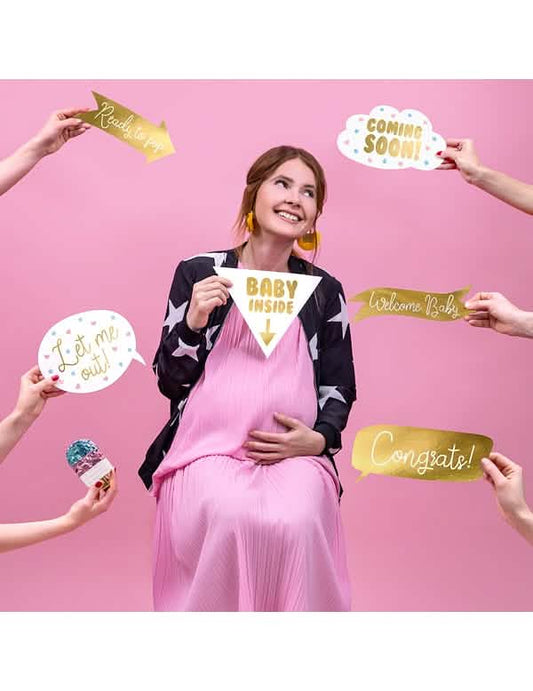 Mise en situation du kit photobooth baby shower blanc et or 6 pièces